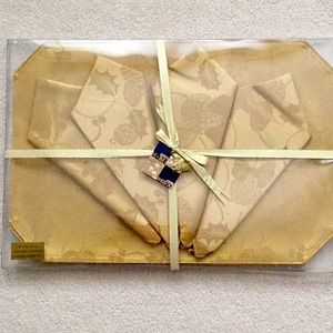 BNIB Placemats and napkins set with Christmas motif